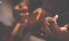 坐着飞机看演唱会，飞进场景听歌的时代