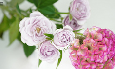 送鲜花给自己的年轻人，正在撑起一个千亿产业