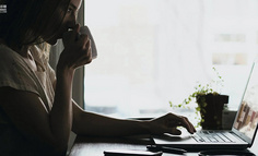 B站卖耳机、字节跳动卖香水，互联网大厂的尽头是卖货？