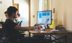 如何和不熟悉设备操作的受测者进行远程用户测试？