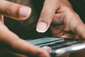 一个没法成为「网红」的社交 App，被年轻人挤爆了