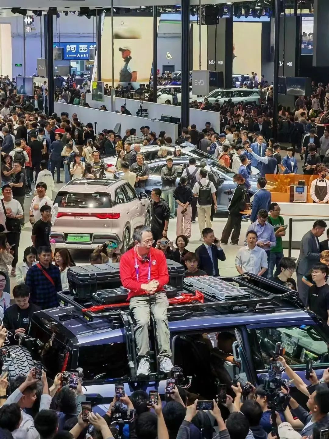 北京车展首日：小米展台爆满，雷军风光无限，周鸿祎成“最老车模”