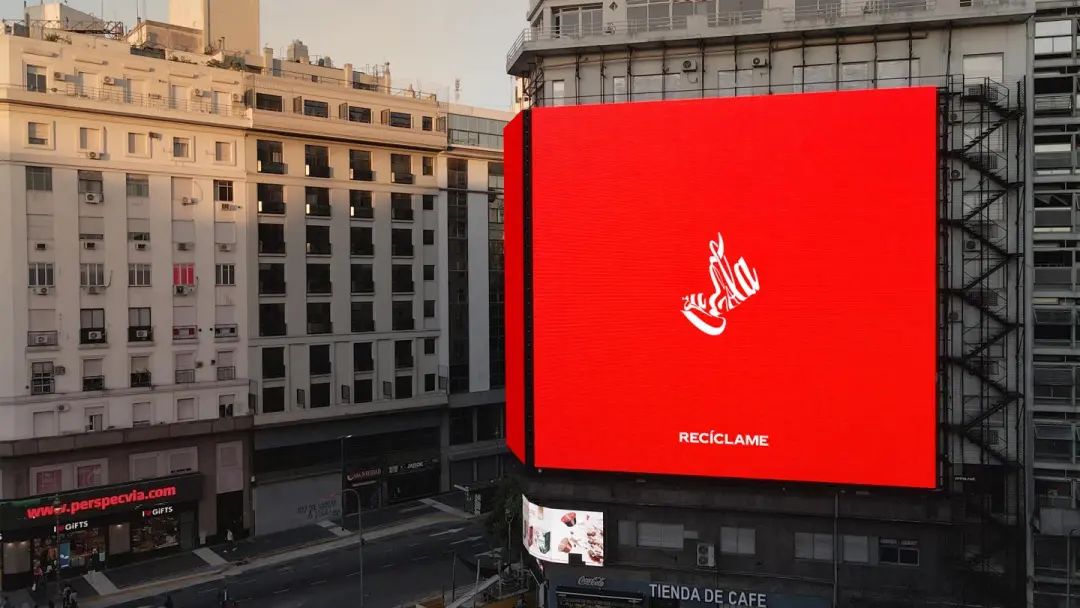 可口可乐“压扁”logo，品牌有自己的松弛感