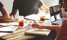 美团妥协、抖音变道，本地生活打法变了？